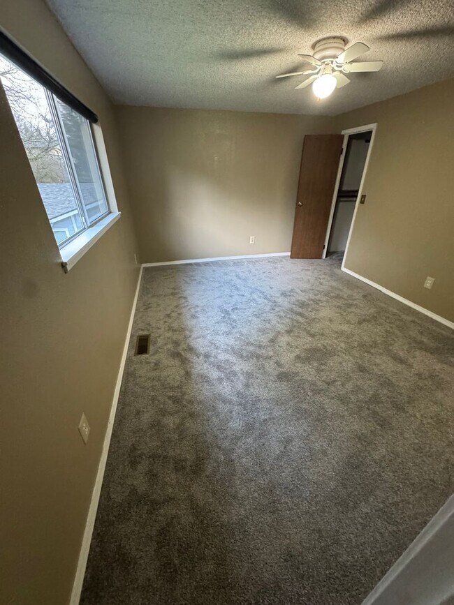 Building Photo - Spacious Covington Home with all New Appliances, Fresh Paint and Large Fenced Yard!