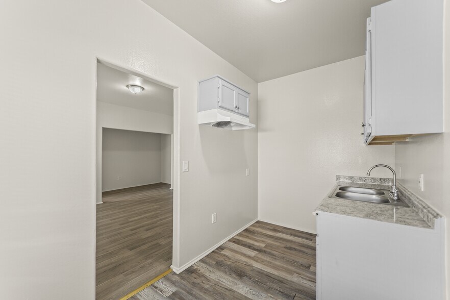 Building Photo - 842 W 83rd St