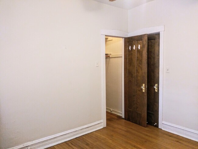Building Photo - 709 W Cornelia Ave