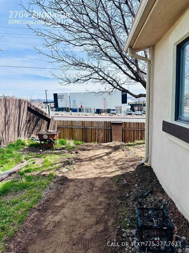 Building Photo - 2704 Zinnia Ave