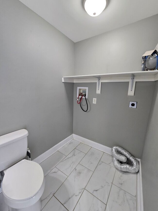 Building Photo - Updated 3 Bedrooms, 1.5 Bathrooms on a Dou...