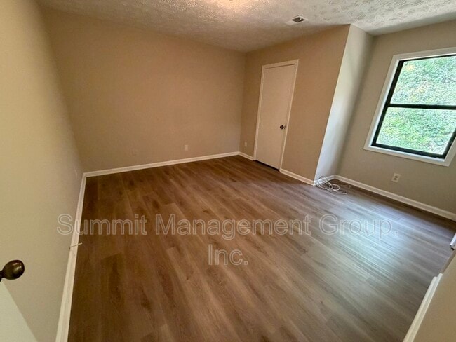 Building Photo - 1035 Eastview Rd NE