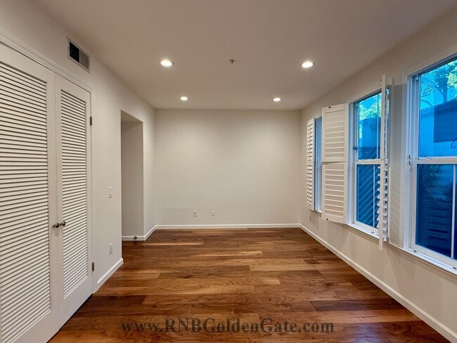 Building Photo - Gorgeous 3 bedroom, 2 and a half bathroom townhome in Hamilton Field for rent!