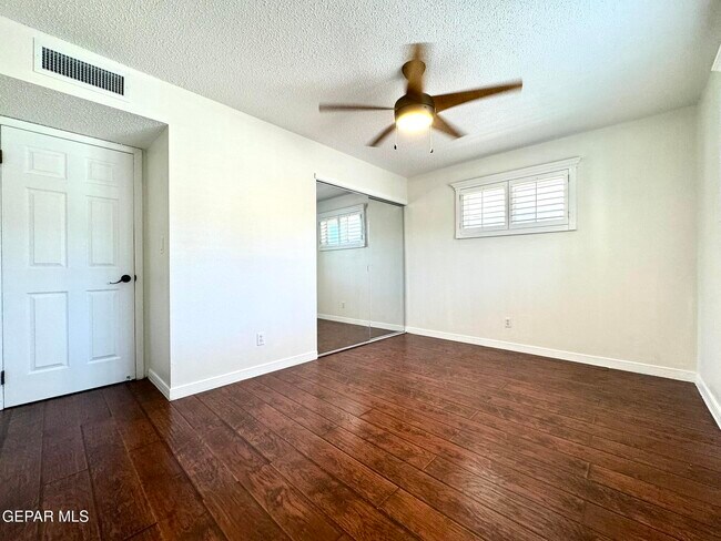 Building Photo - 10288 Lakeview Dr