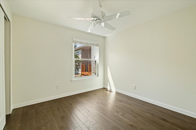 Building Photo - Amazing 4 bedroom, 3 bath home right by St...