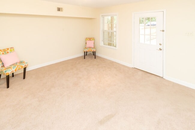 Building Photo - Lovely Townhome Available In Yacht Cove