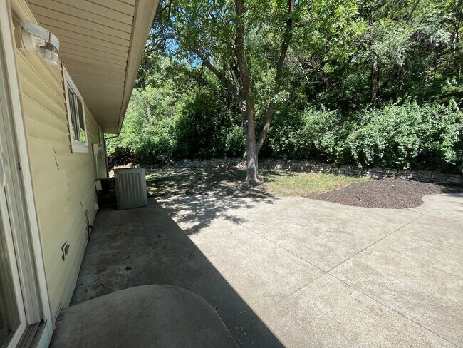 Building Photo - FANTASTIC FAMILY HOME! GREAT LOCATION!
