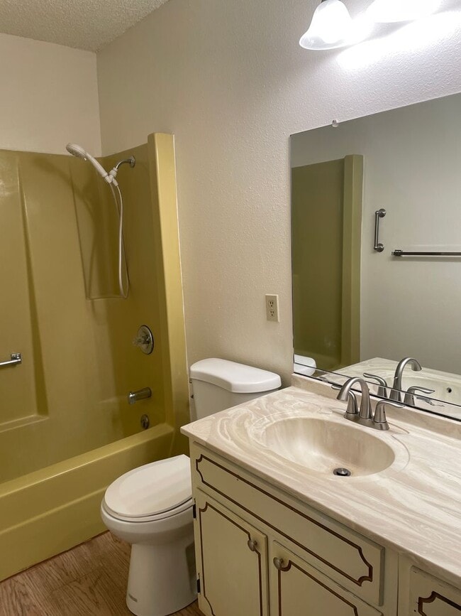 Building Photo - 2 Bed / 2 Bath Duplex with Garage & Private Yard – Great Location!