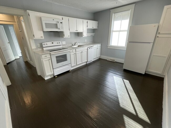 Building Photo - 2147 St James Dr