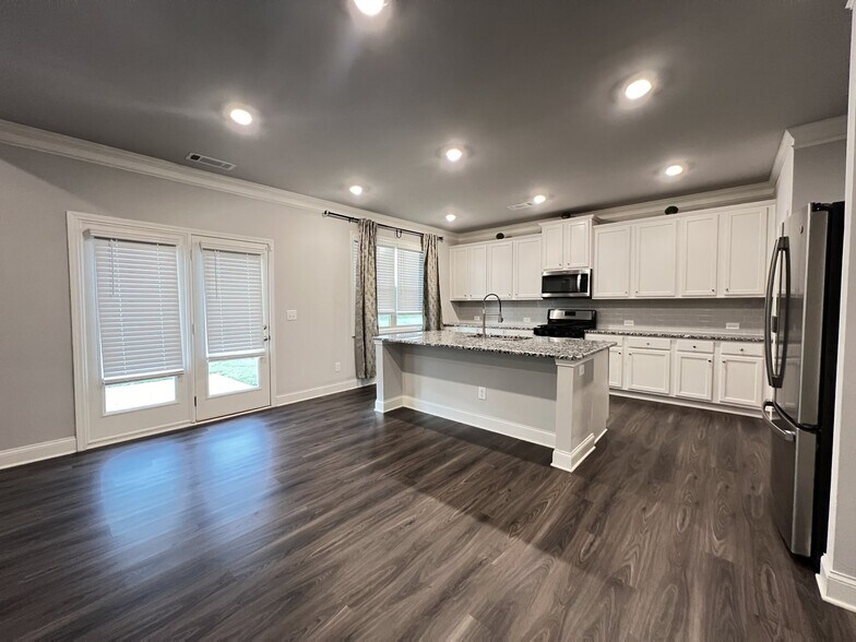 Building Photo - 4675 Silver Oak Dr SW