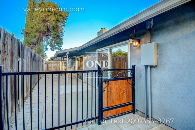 Building Photo - 2717 Palomino Ln