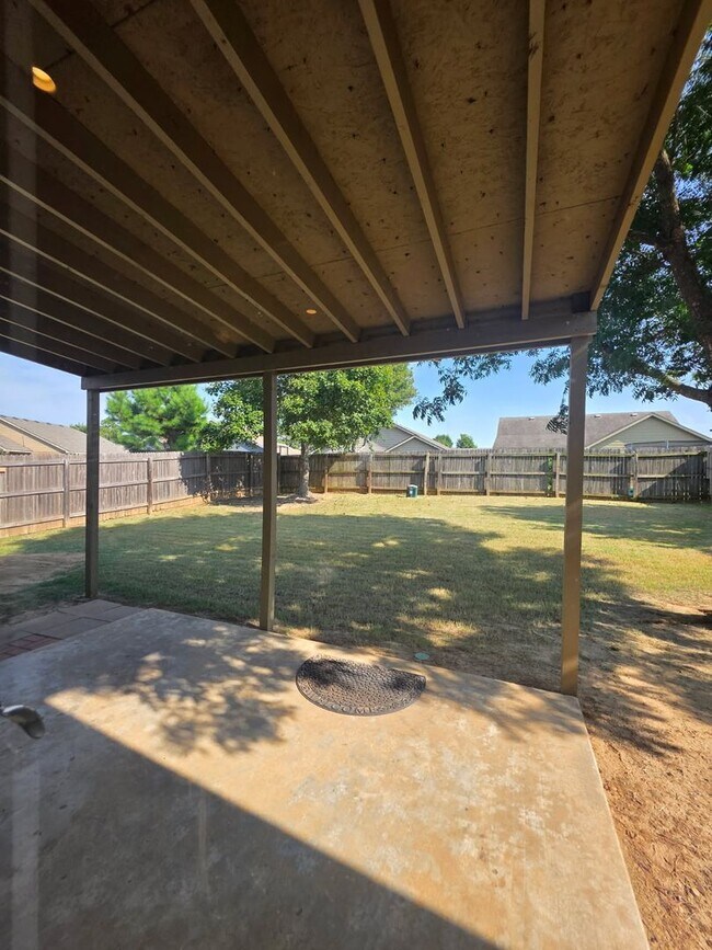 Building Photo - Beautiful home offers open floor plan with...