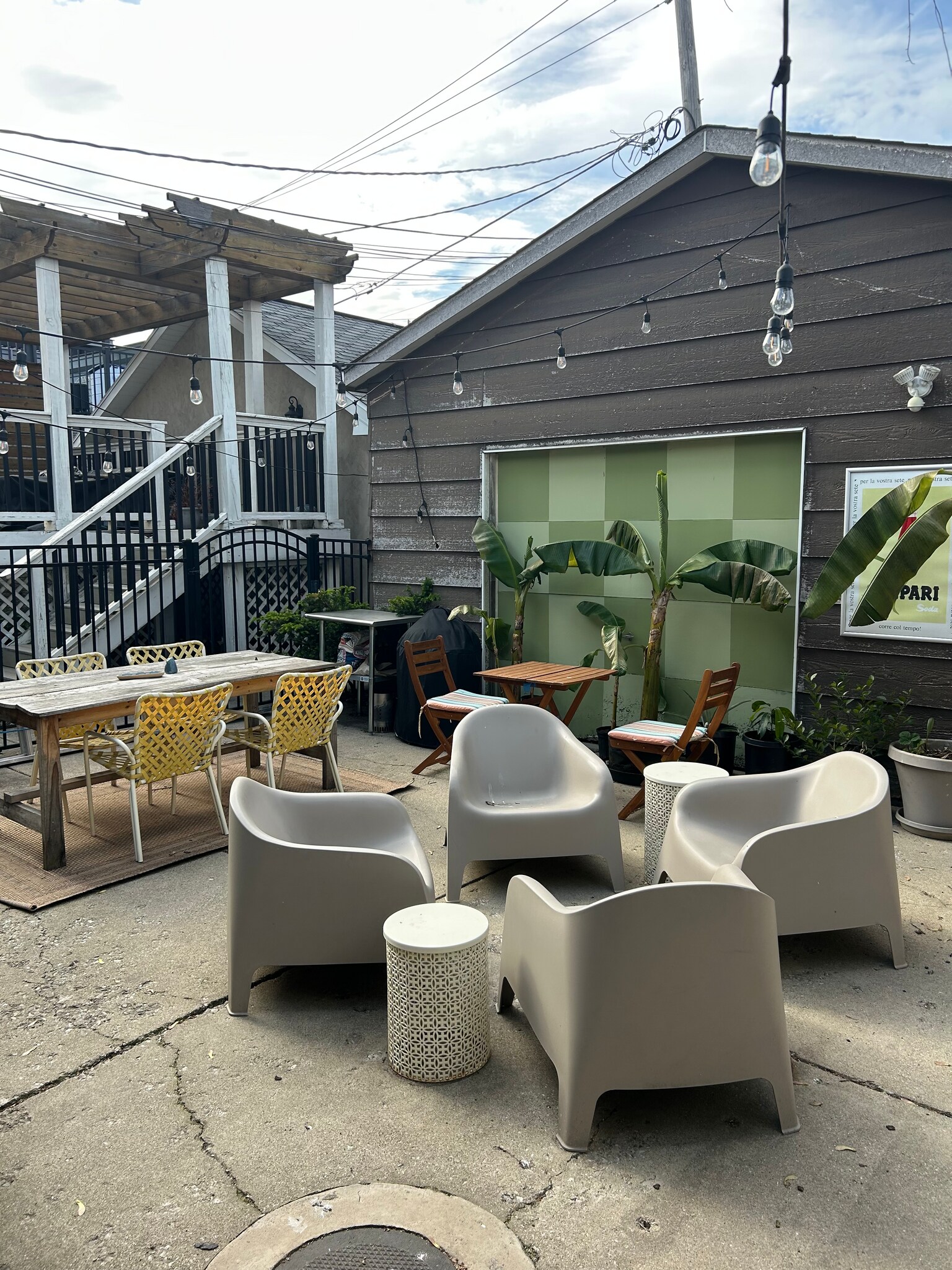 courtyard - 1906 N Hermitage Ave