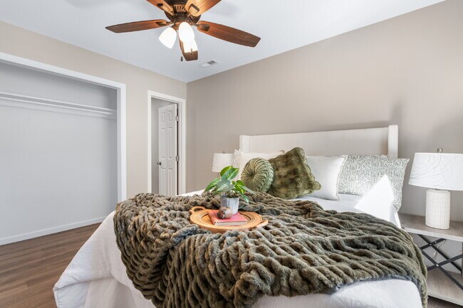 Building Photo - 1147 Inverness Dr