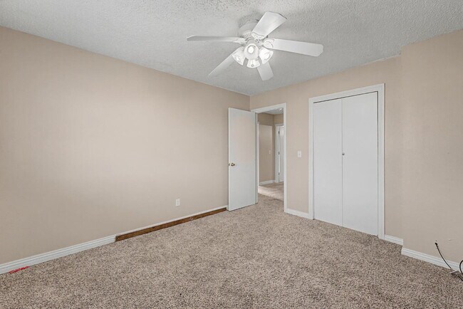 Building Photo - 910 S 28th St