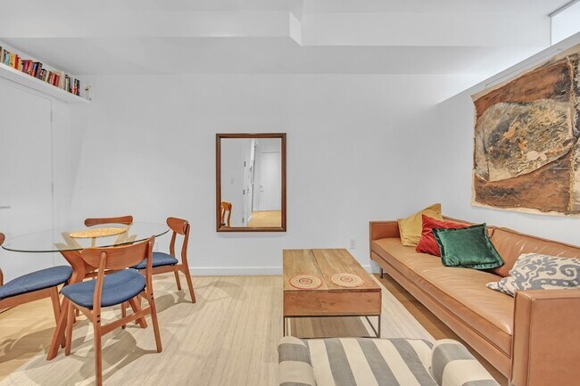 Building Photo - 140 Scholes St