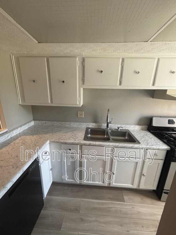 Building Photo - 10 King Arthur Ct
