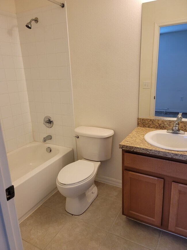 Building Photo - RECEIVE 1/2 MONTH OFF FIRST MONTHS RENT! Beautiful Townhome in the Heart of New Tampa!