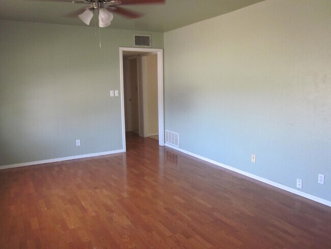 Building Photo - 505 E Lamon St
