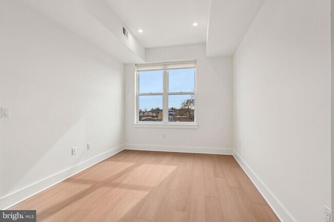 Building Photo - 30 W Allens Ln