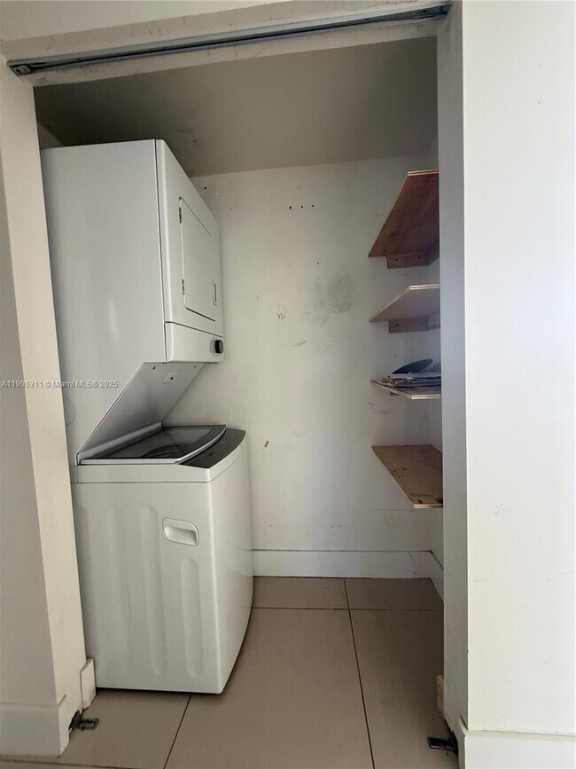 Building Photo - 1765 Normandy Dr