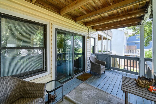 Building Photo - FULLY FURNISHED OFF-SEASON RENTAL STARTING MID-OCT