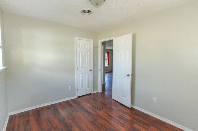 Building Photo - 1406 Goliad St