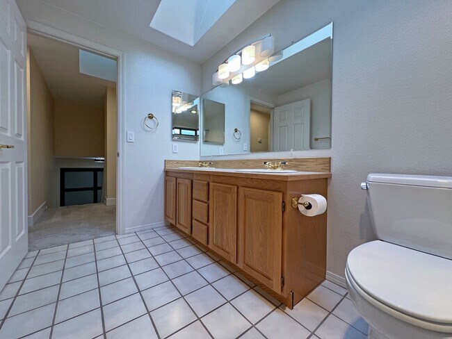 Building Photo - Gorgeous 3 Bedroom 2 Bath Home in Desirable Fairwood, Renton