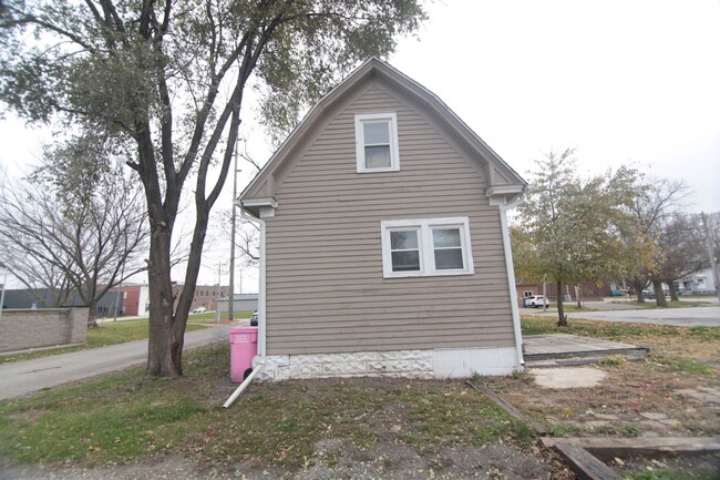 Building Photo - Charming 2BR Gem for Rent in Aledo, IL