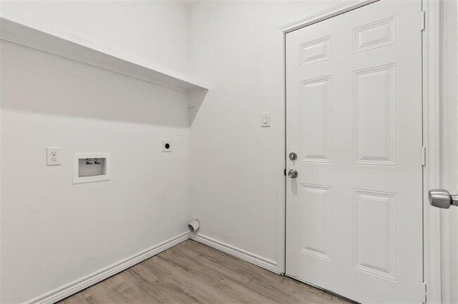 Building Photo - 15898 Chestnut Dr