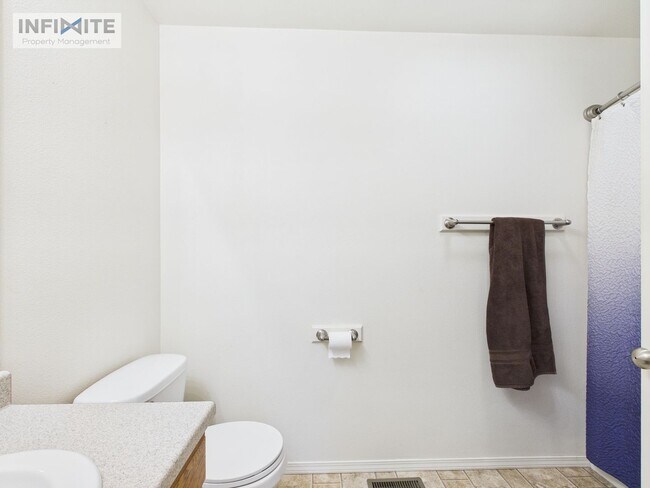 Building Photo - Bright & Spacious 3-Bedroom Apartment