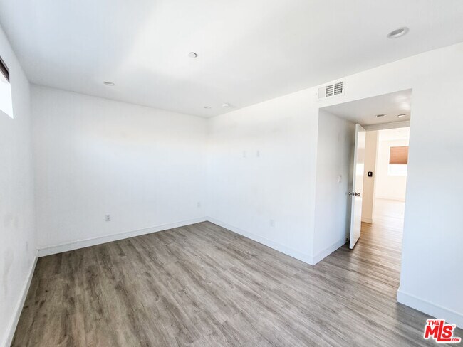 Building Photo - 3524 Bronson Ave