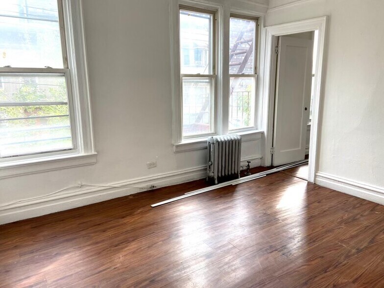 Living room - 2029 Ryer Ave