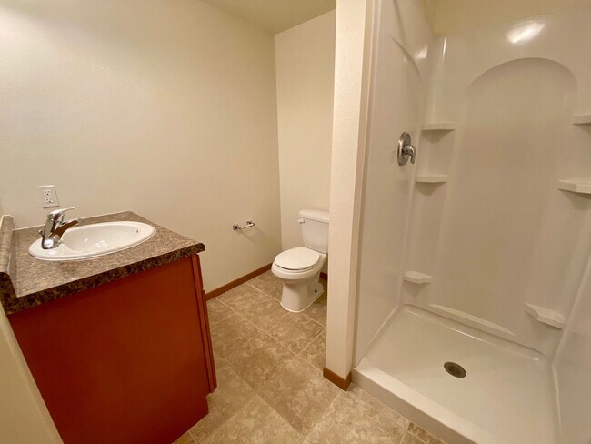 Building Photo - Spacious 4 Bedroom Townhome in Great Neigh...