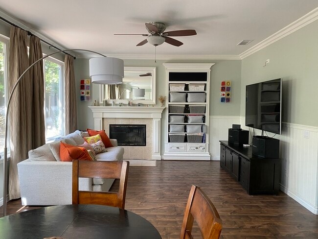 Building Photo - Spacious 4 bedroom in upscale neighborhood