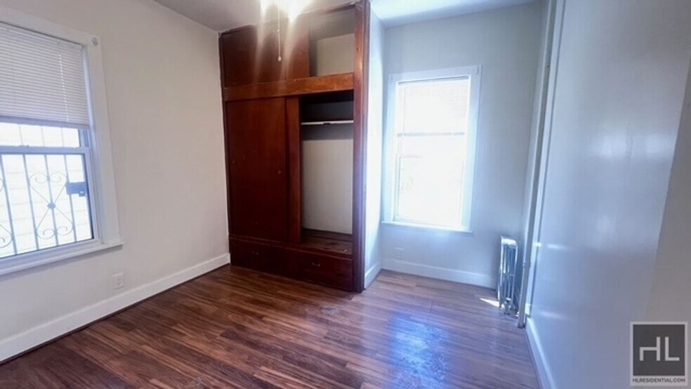 Building Photo - NATURALLY BRIGHT  AND LARGE  3 BEDROOMS  3...