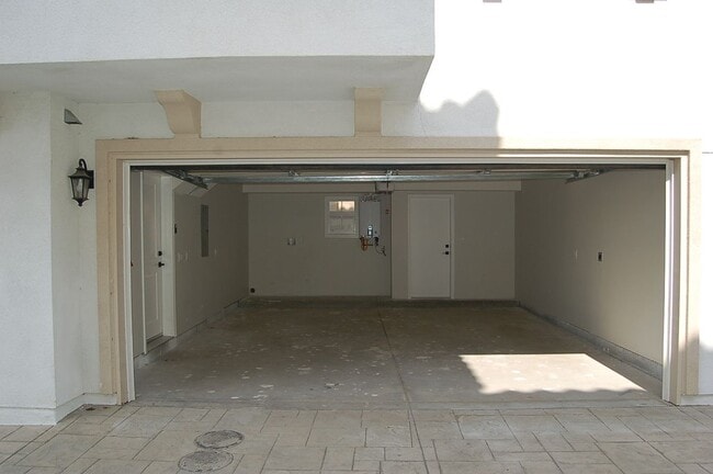 Building Photo - 425 W Duarte Rd