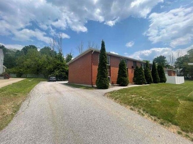 Building Photo - 945 Mammoth Rd