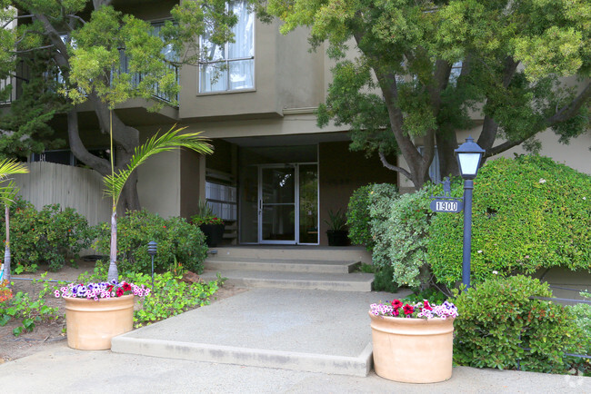 Entrance - The Lamplighter Apartments