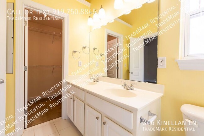 Building Photo - Spacious 4-Bedroom, 2.5-Bathroom Townhouse...