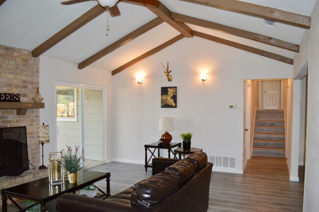 Building Photo - Beautifully remodeled 4 bedroom 2 bath hom...