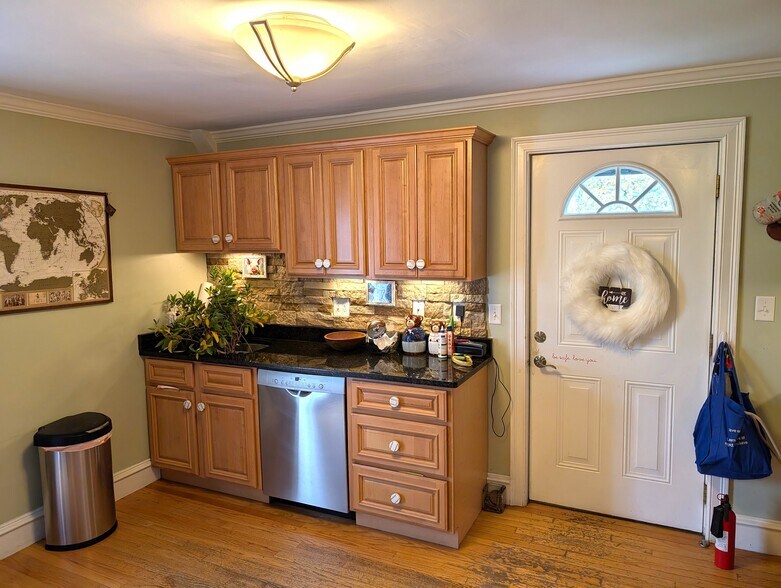 Building Photo - 636 Moody St