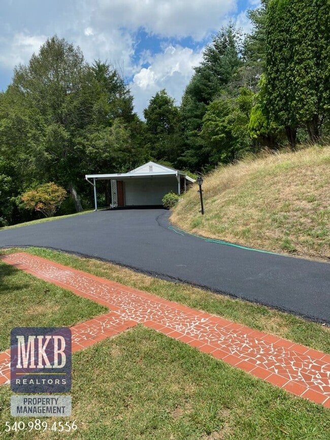 Building Photo - 2-Possibly 3 Bedroom completly remodeled h...