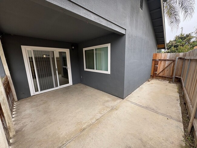 Building Photo - Charming home with Pool in Tulare Rent Ready!