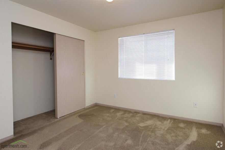 Bedroom - Knox Butte Apartments