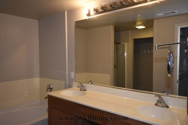 Building Photo - 1211 Vessona Cir