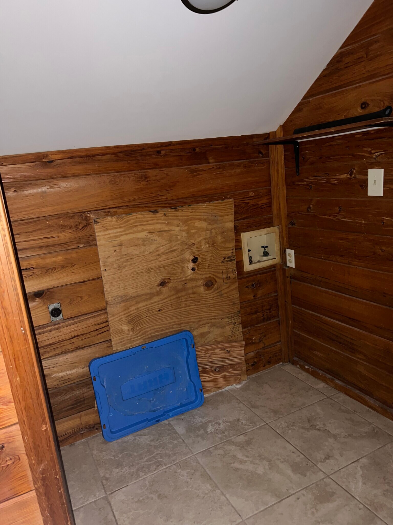 LAUNDRY HOOKUP - 160 S Lake Dr