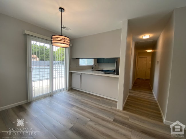Building Photo - 2BD/2BA Upstairs Duplex with Garage