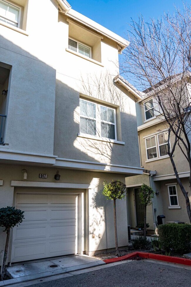 Building Photo - 947 Kestral Way