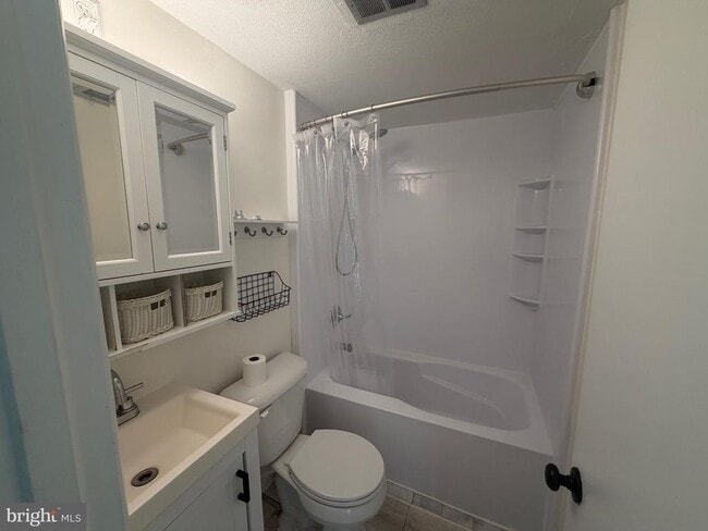 Building Photo - 5014 Delaware St